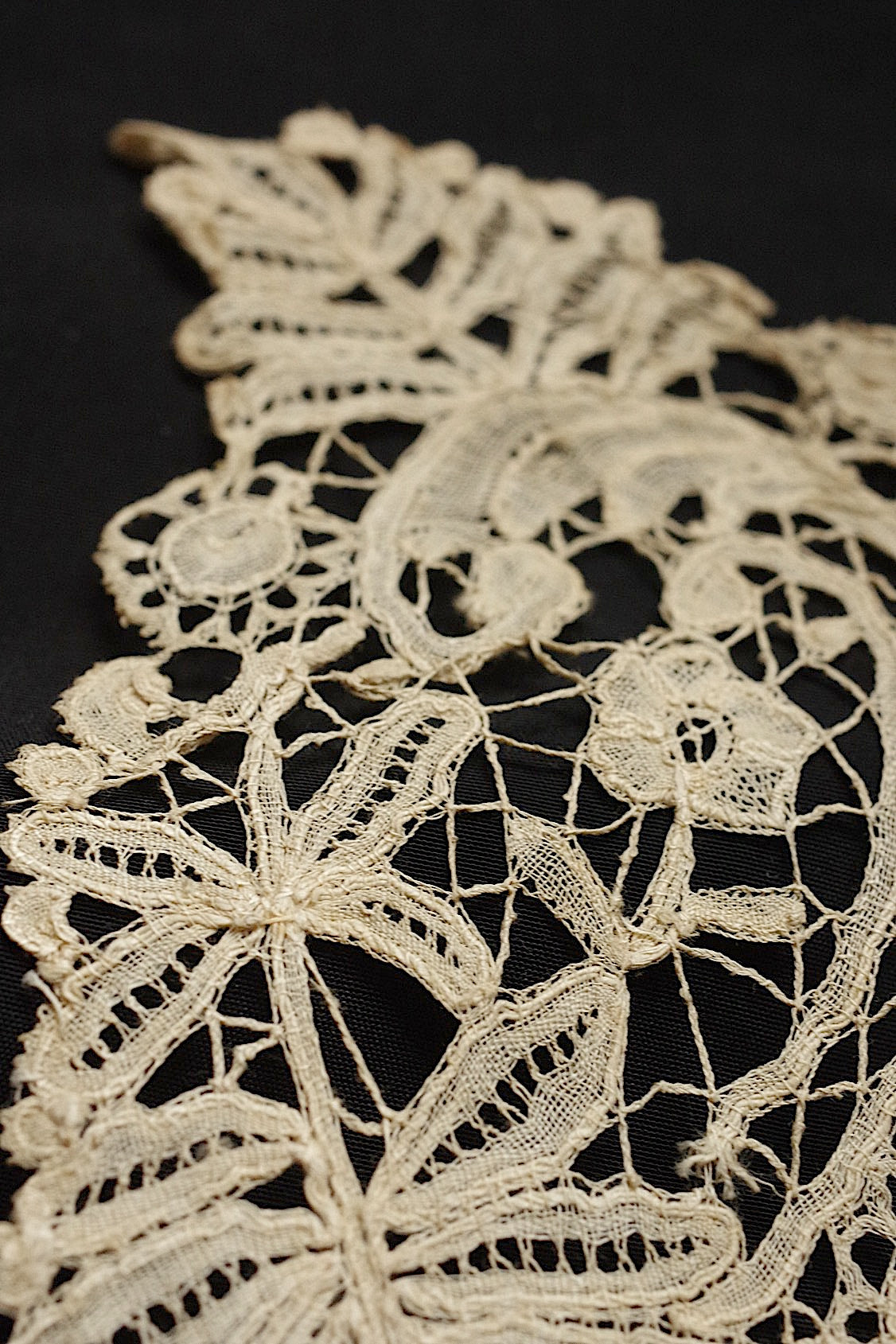 Boutons de manchette anciens dentelle ancienne duchesse + chutes