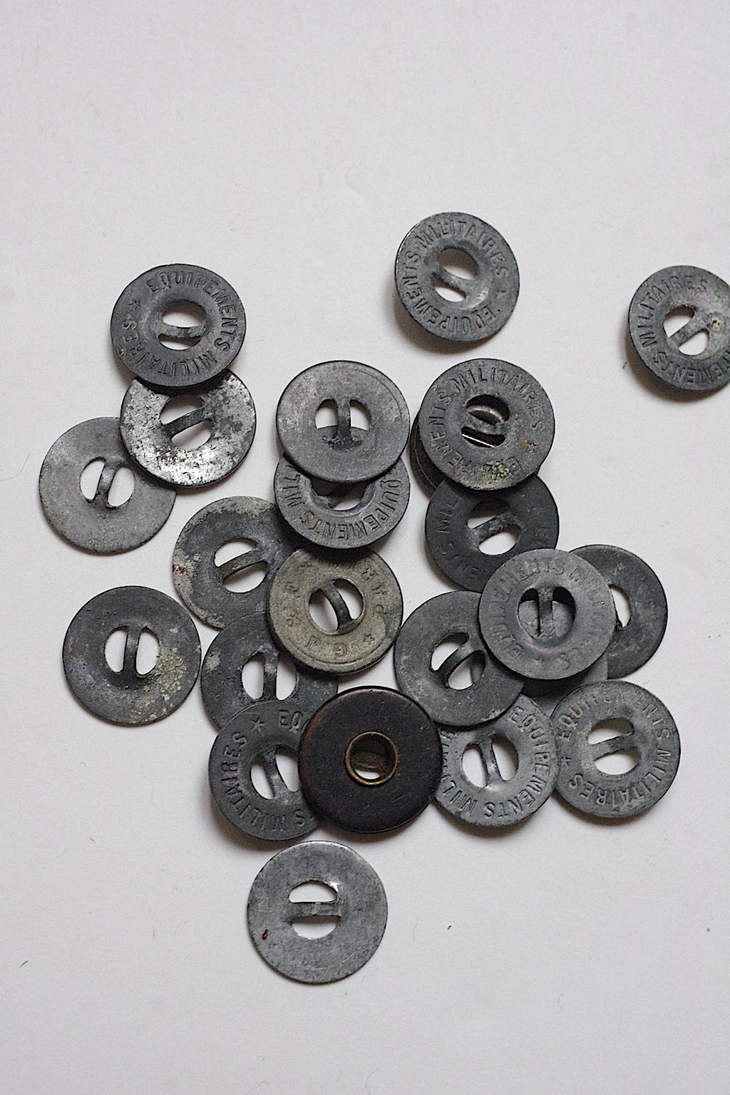 Boutons anciens, lots de 3 pièces métalliques militaires