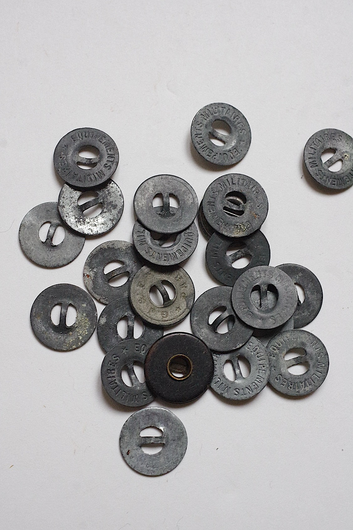 Boutons anciens, lots de 3 pièces métalliques militaires
