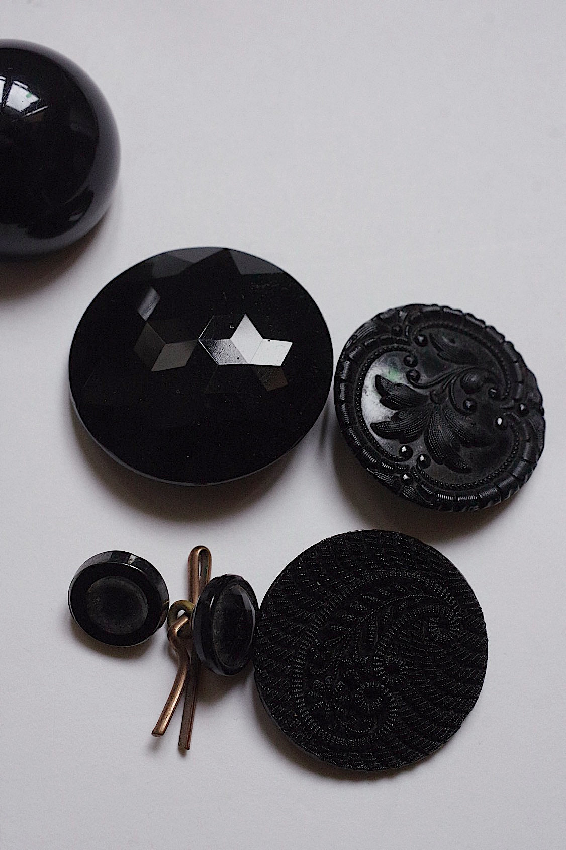 Boutons anciens, noirs, lot de 4