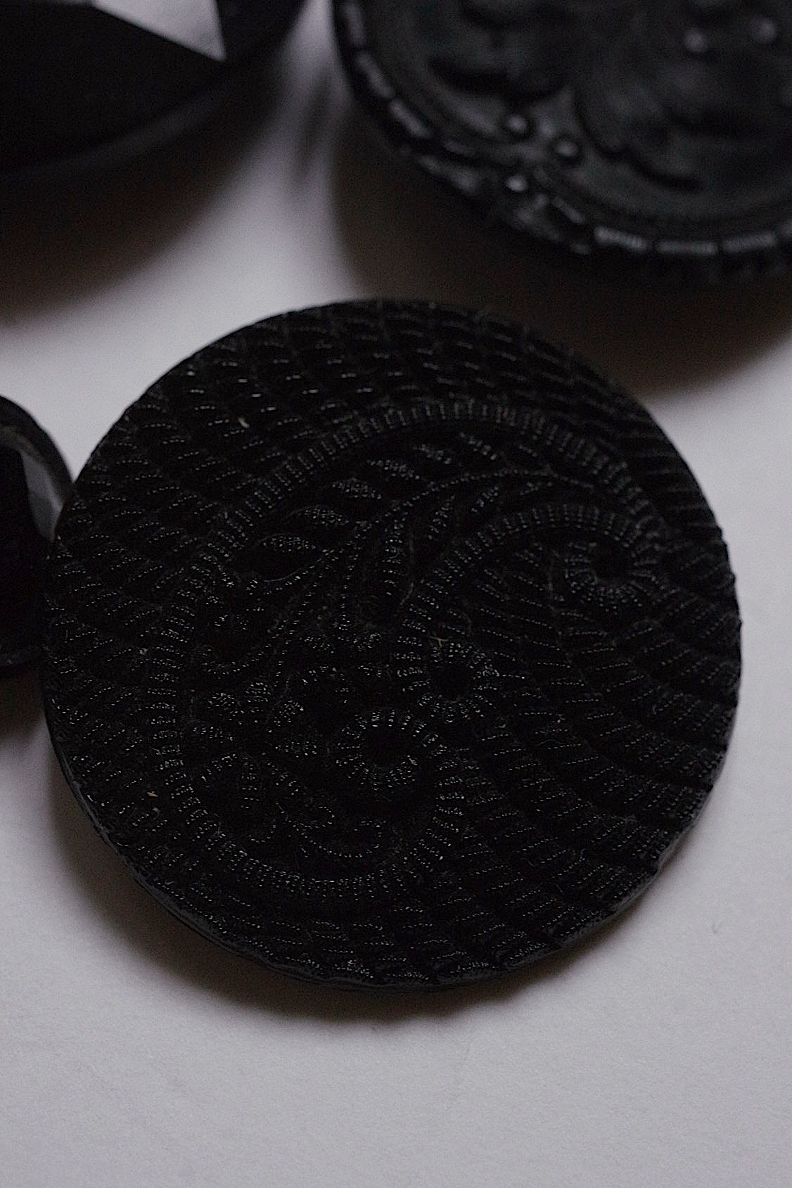 Boutons anciens, noirs, lot de 4