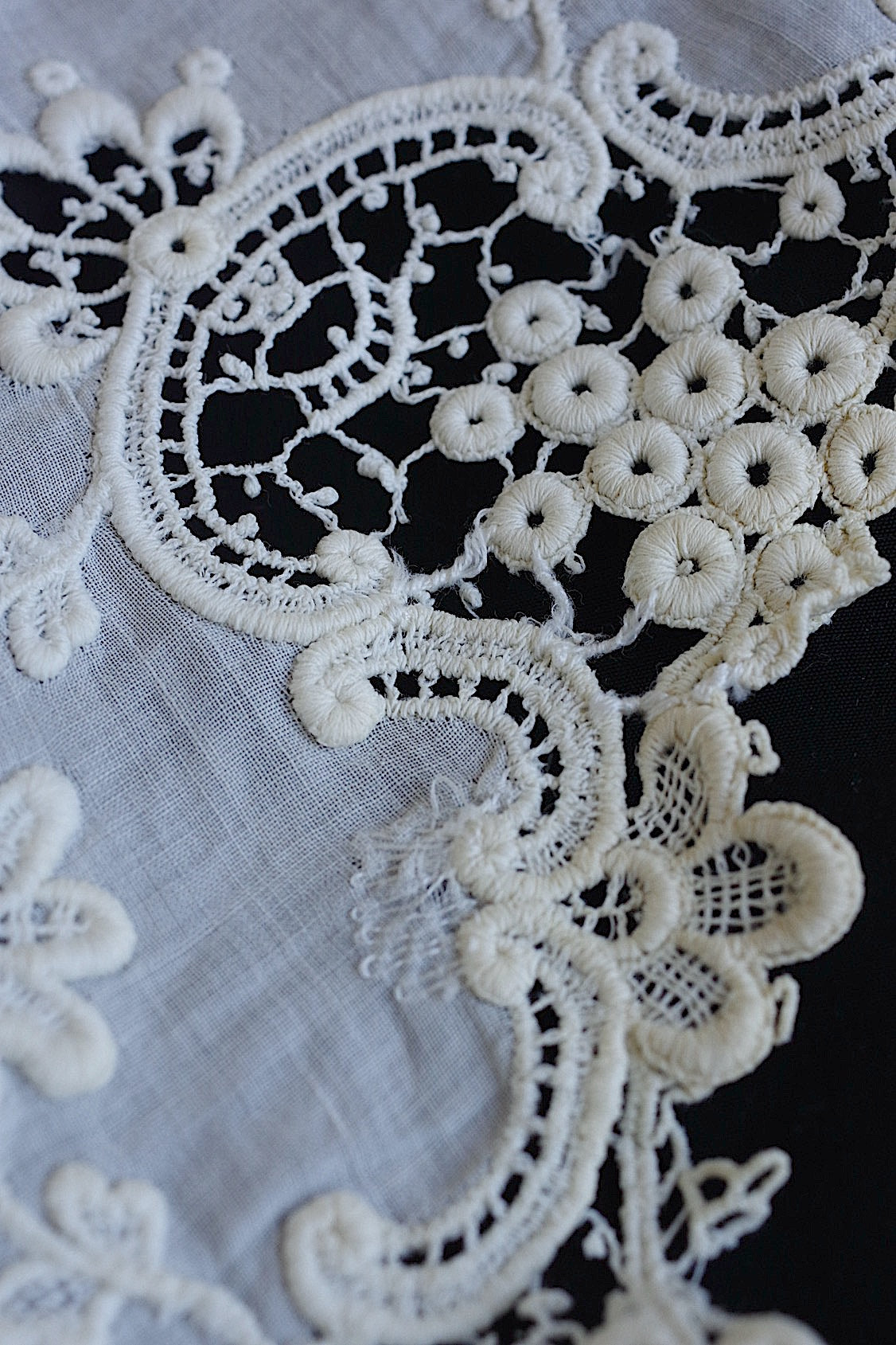 Ancien bavoir blanc ou col dentelle bébé avec broderie richelieu 1.3 Ancien bavoir blanc ou col dentelle bébé avec broderie richelieu 1.3