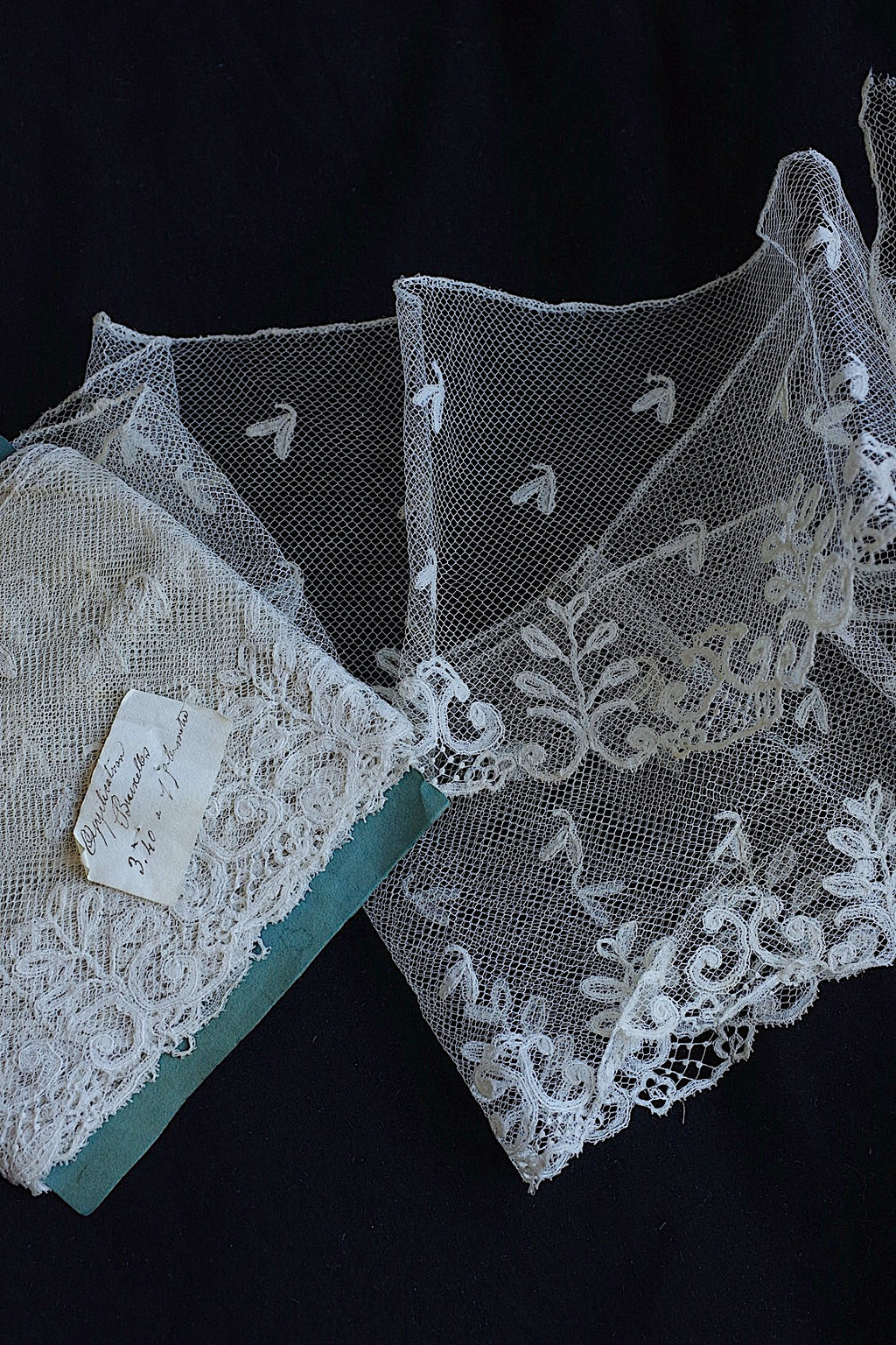 Antique lace dentelle ancienne 333cm