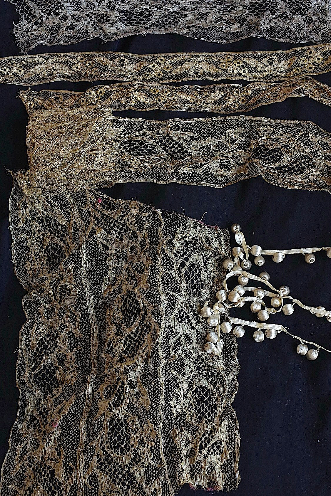 Lot de chutes de dentelle antique dentelle ancienne métal