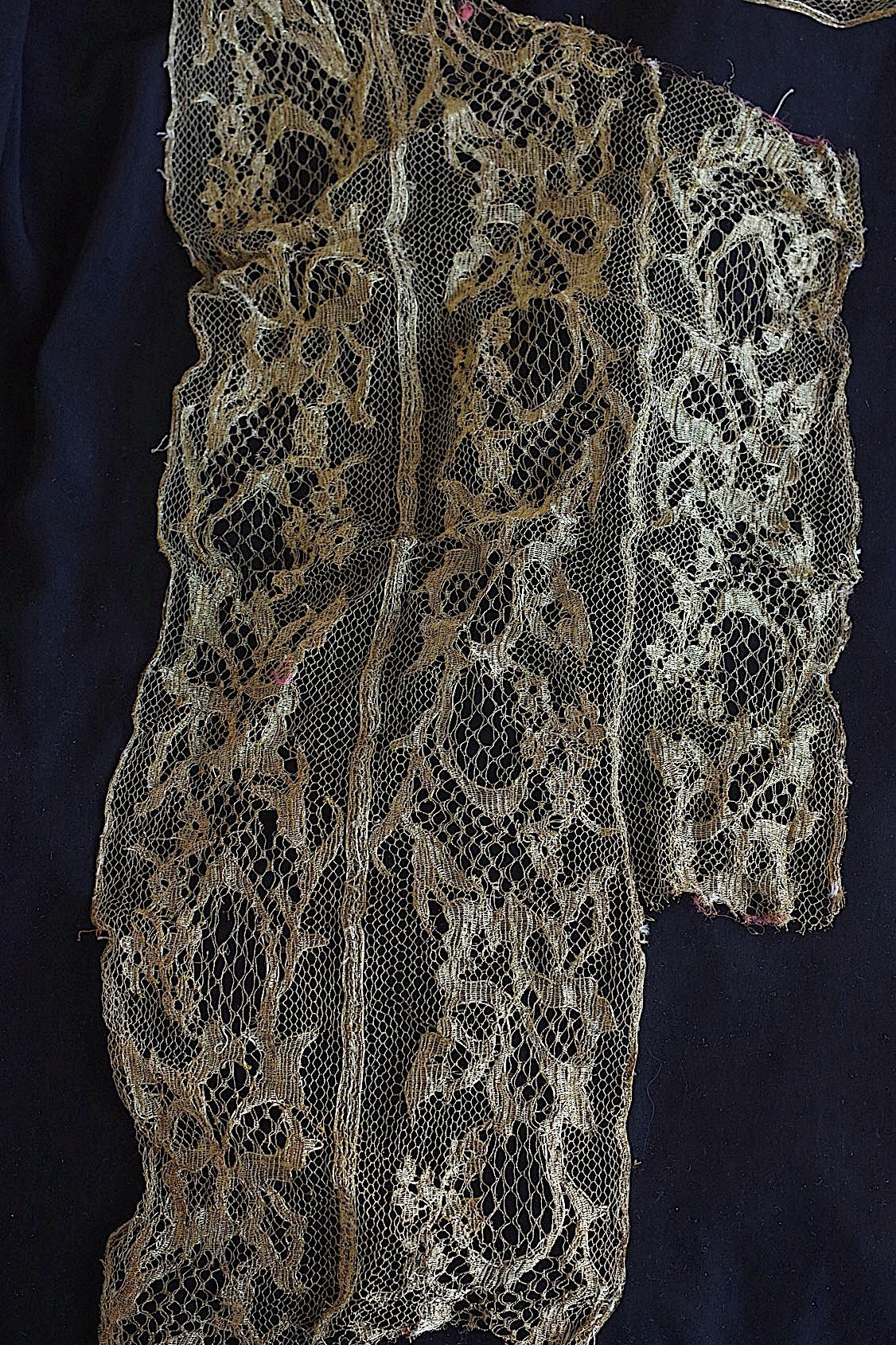 Lot de chutes de dentelle antique dentelle ancienne métal