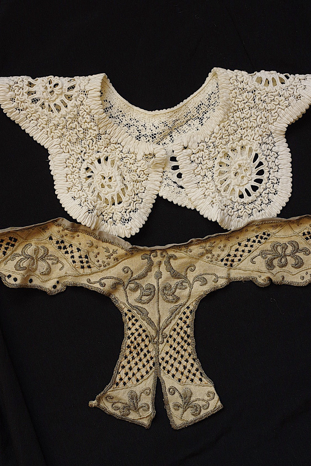 Dentelle ancienne ancienne, deux petits cols