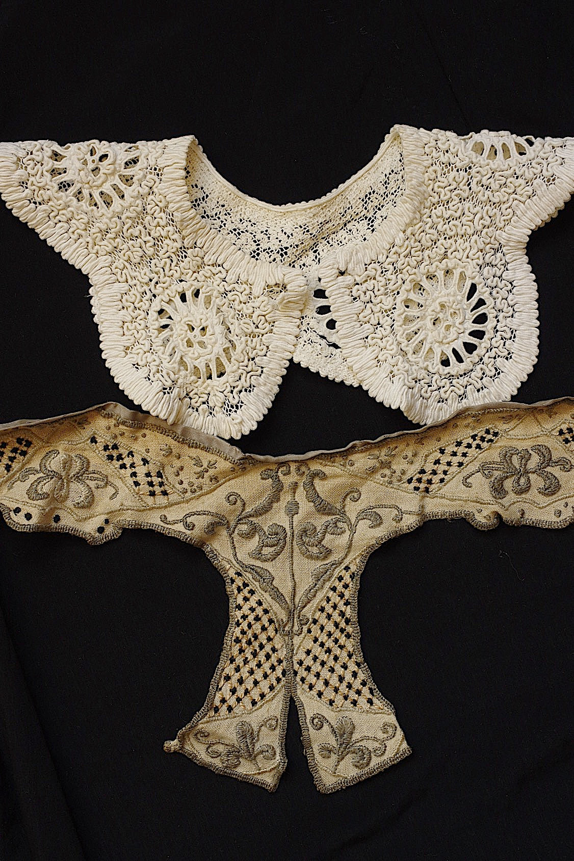 Dentelle ancienne ancienne, deux petits cols