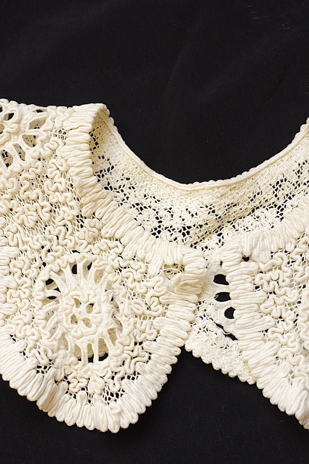 Dentelle ancienne ancienne, deux petits cols