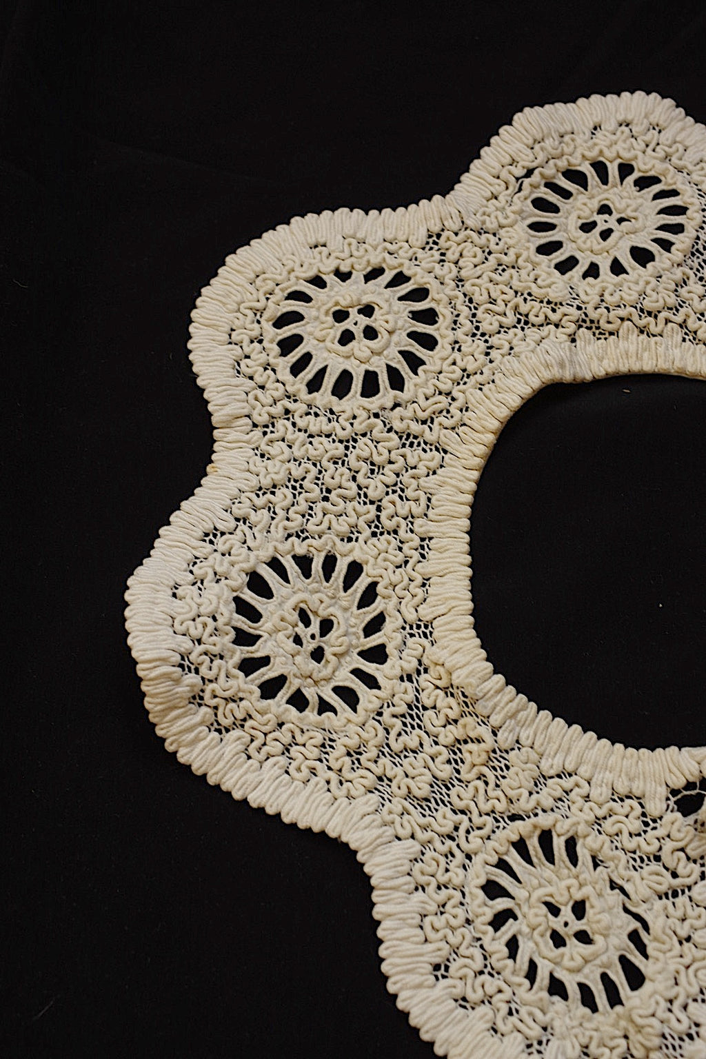 Dentelle ancienne ancienne, deux petits cols