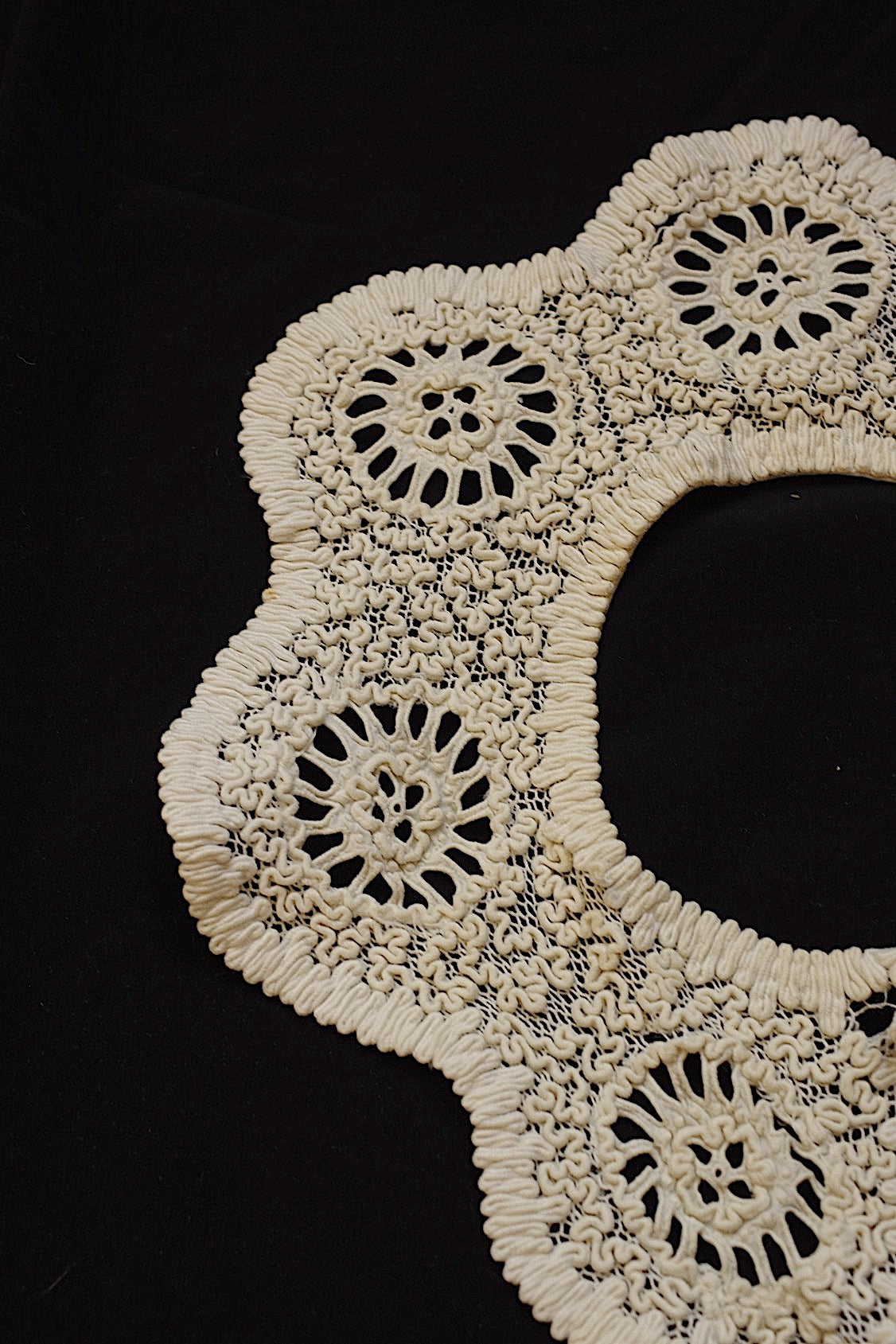 Dentelle ancienne ancienne, deux petits cols