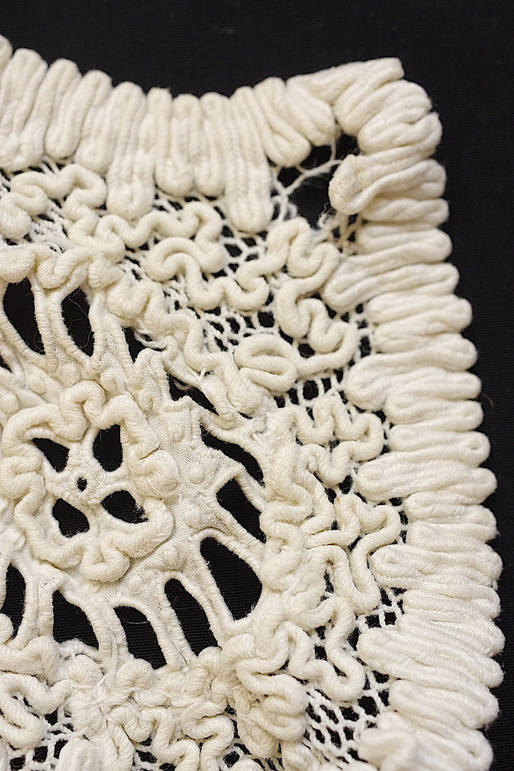 Dentelle ancienne ancienne, deux petits cols