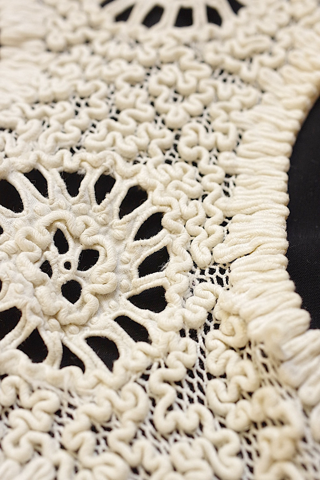 Dentelle ancienne ancienne, deux petits cols