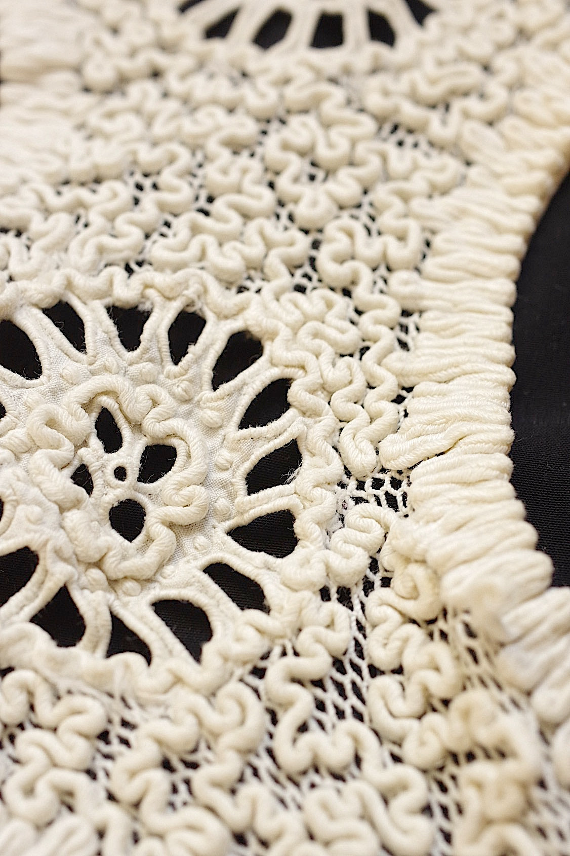 Dentelle ancienne ancienne, deux petits cols