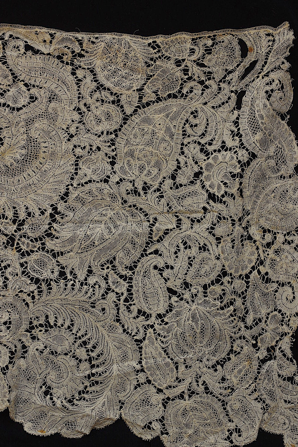 Deux bouts de dentelle ancienne (dentelle ancienne)