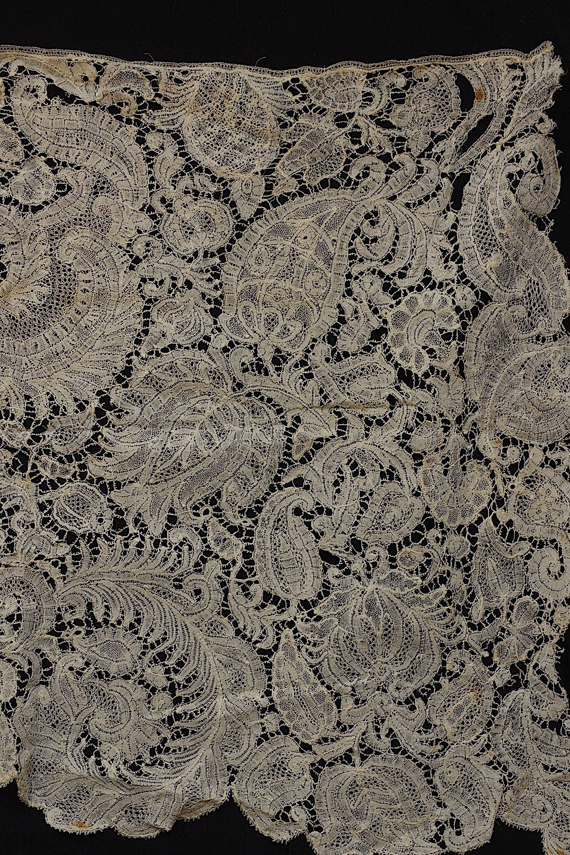 Deux bouts de dentelle ancienne (dentelle ancienne)