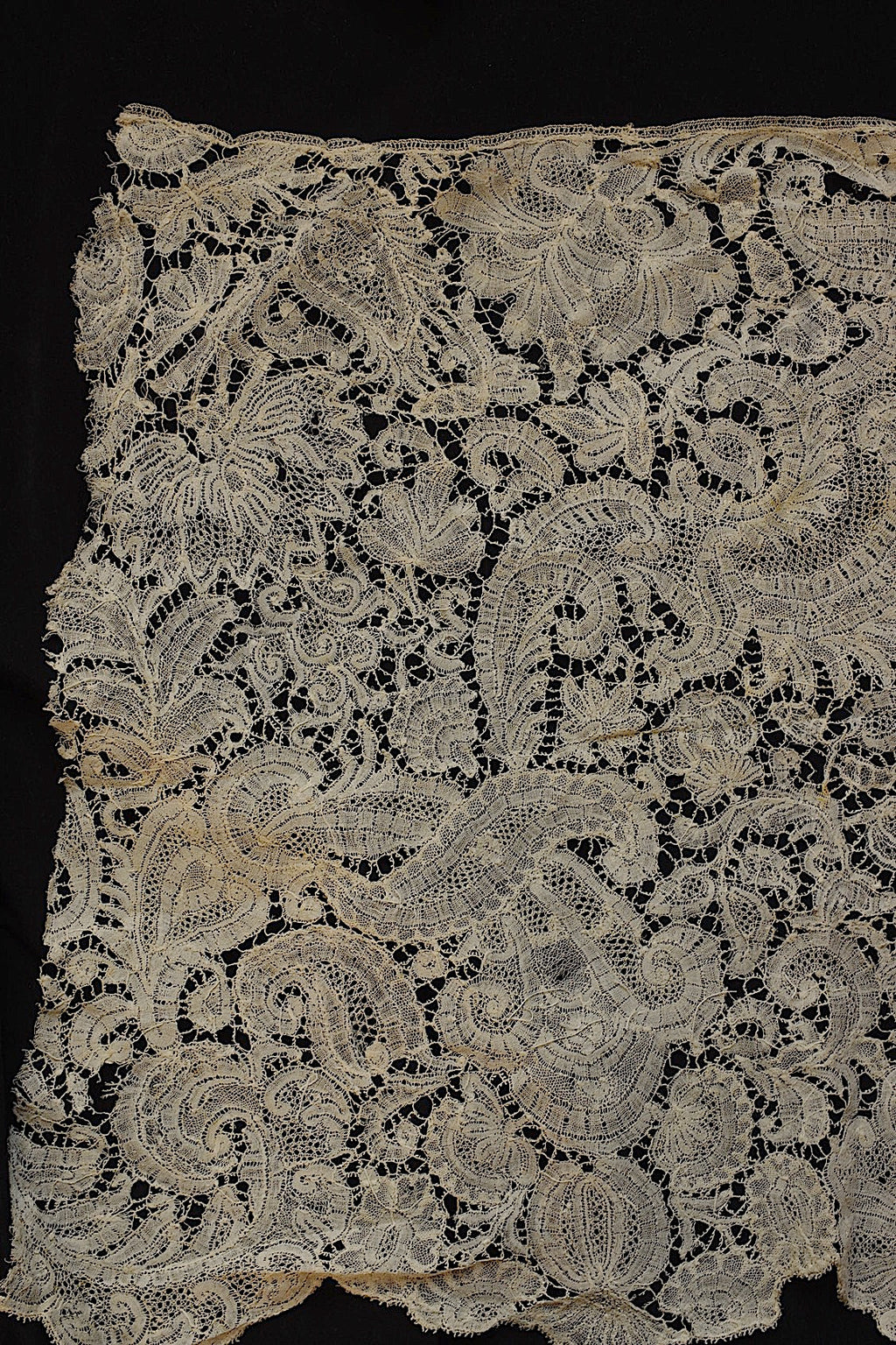 Deux bouts de dentelle ancienne (dentelle ancienne)