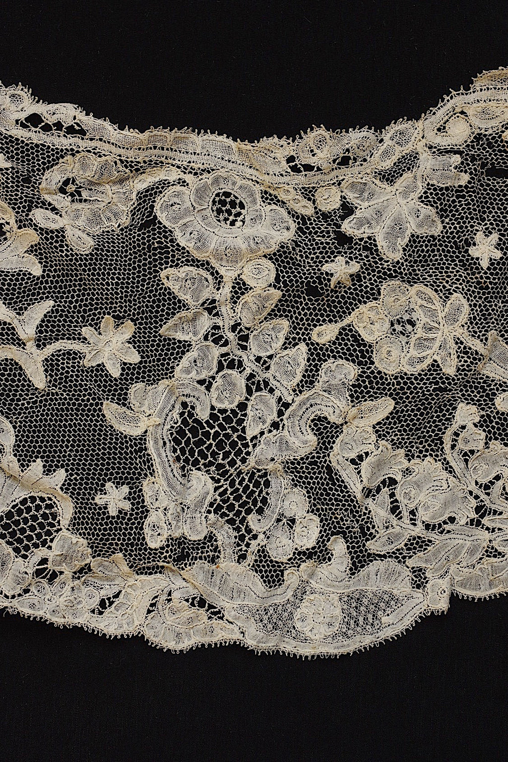 Deux bouts de dentelle ancienne (dentelle ancienne)