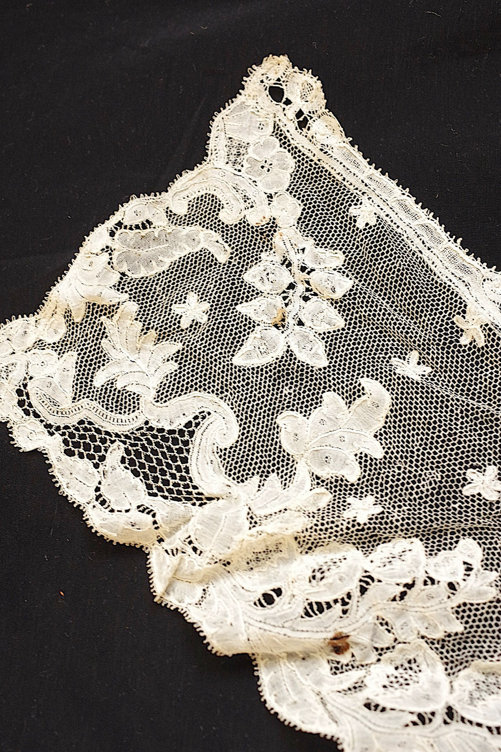 Deux bouts de dentelle ancienne (dentelle ancienne)