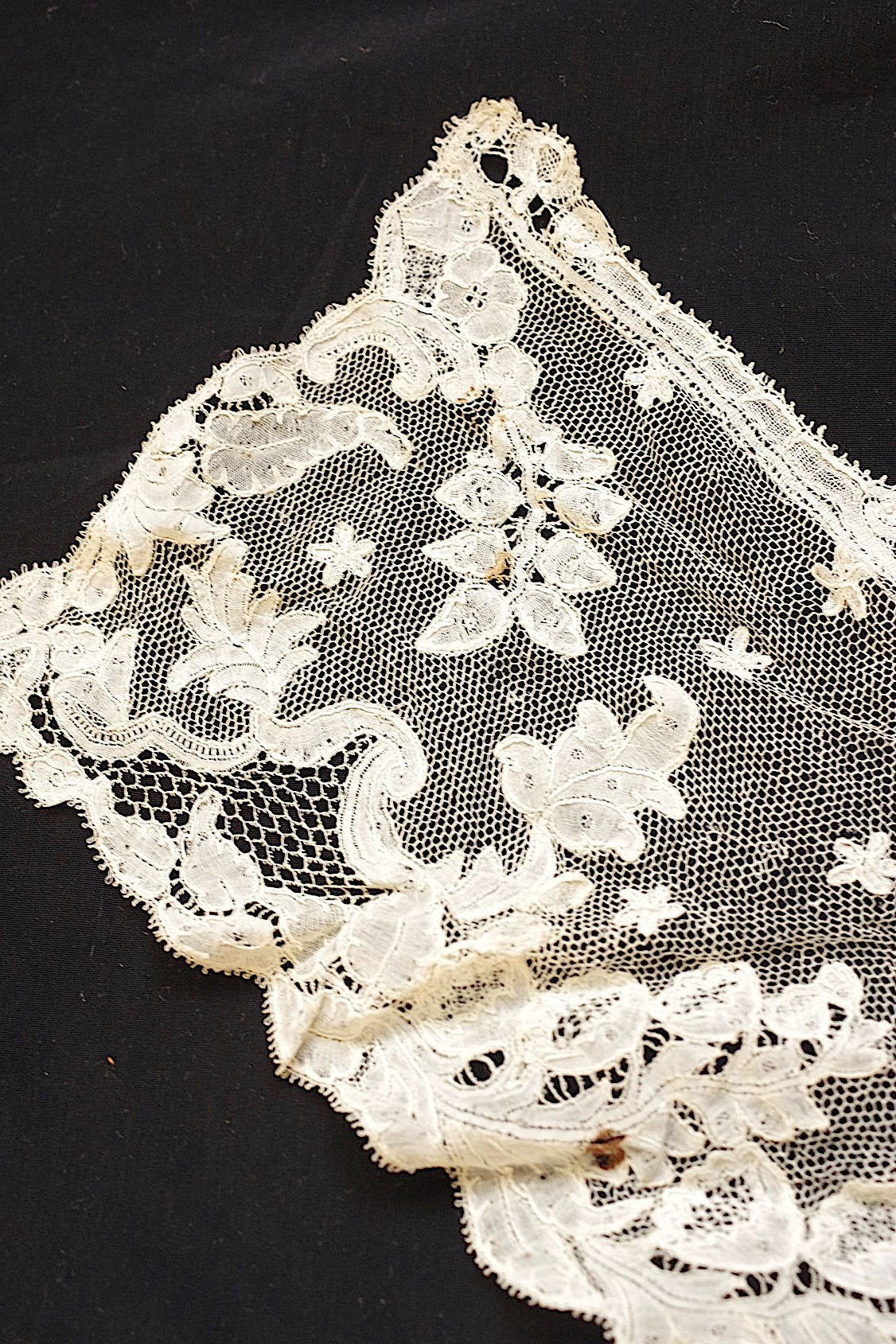 アンティークレース　dentelle ancienne　ハギレ2つ