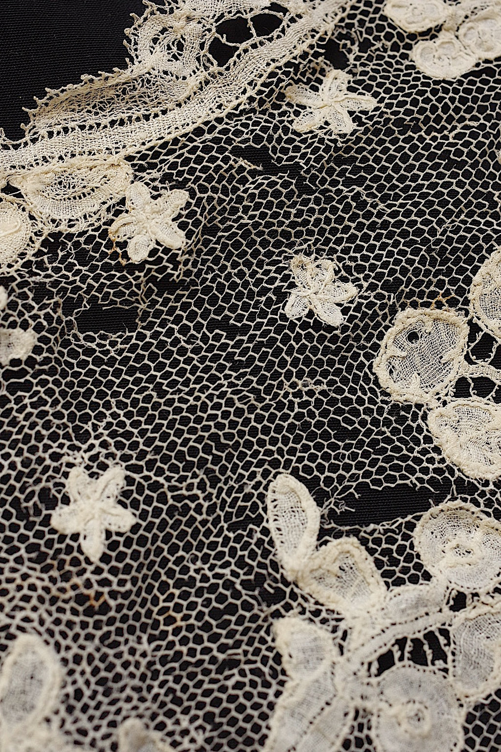 Deux bouts de dentelle ancienne (dentelle ancienne)