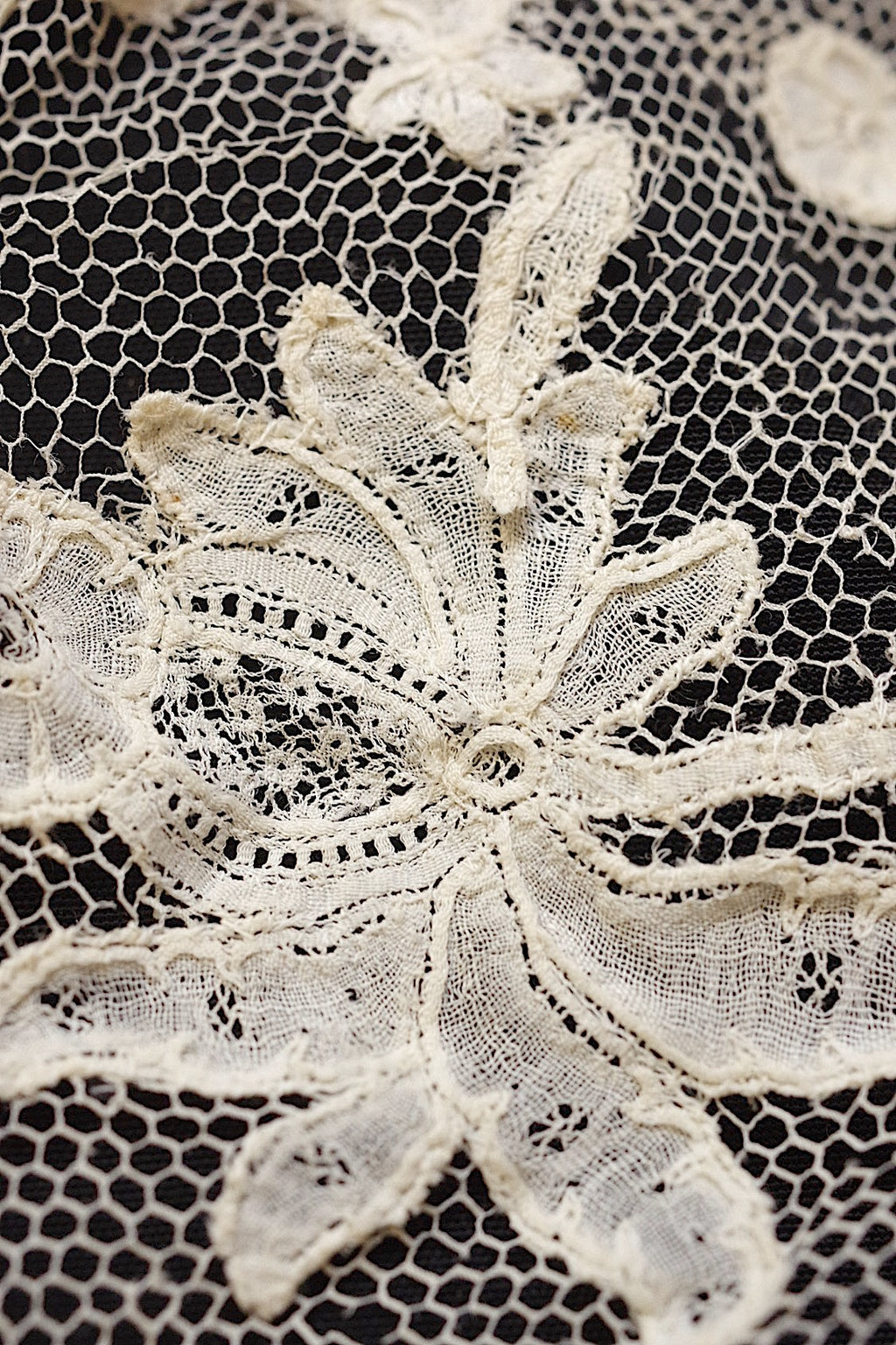 Deux bouts de dentelle ancienne (dentelle ancienne)