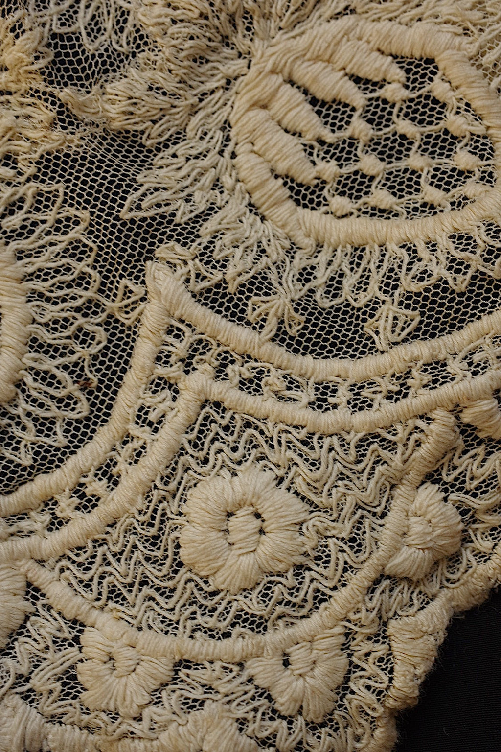 Antique lace dentelle ancienne large scraps