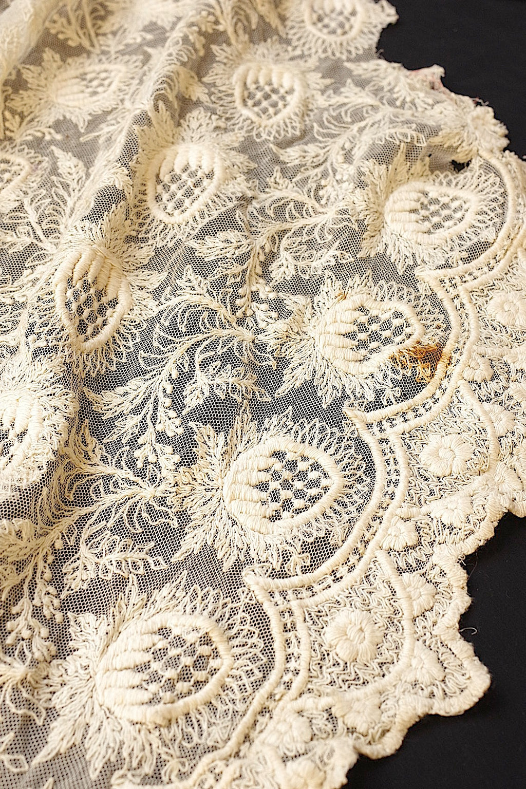 Antique lace dentelle ancienne large scraps