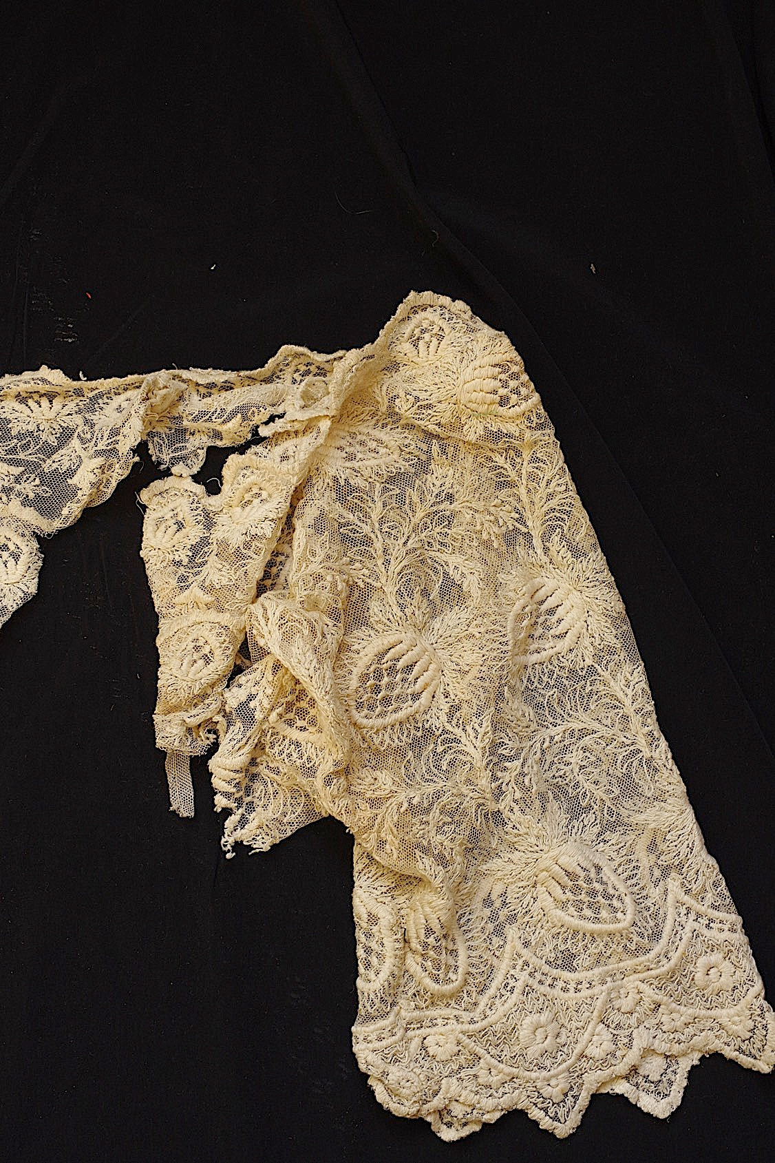 Antique lace dentelle ancienne large scraps