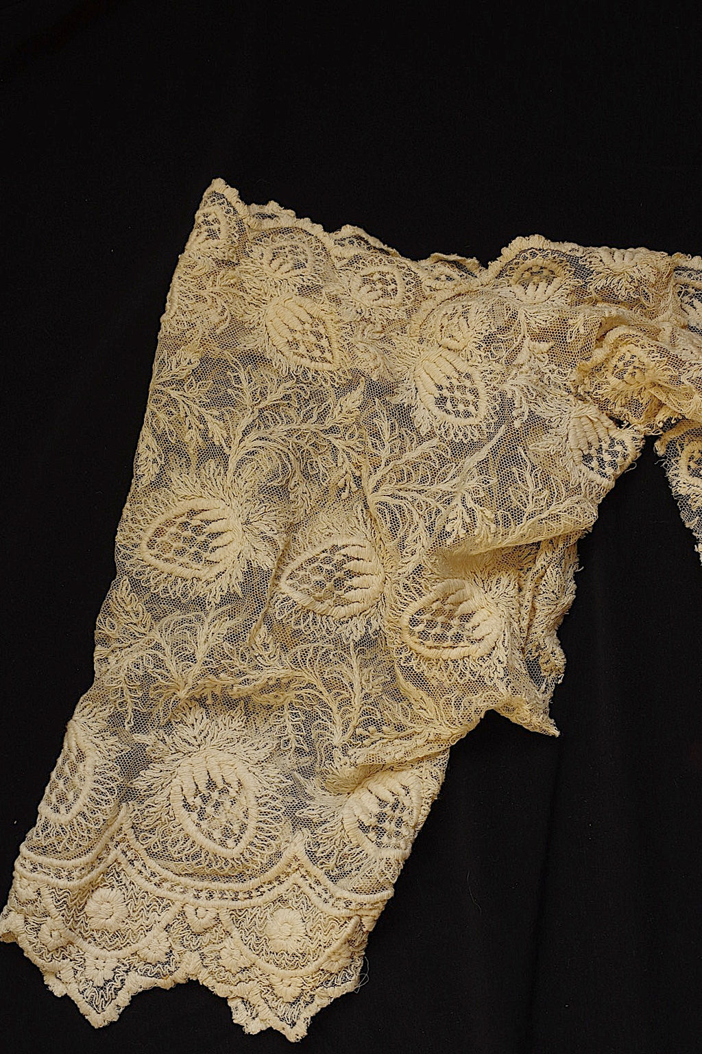 Antique lace dentelle ancienne large scraps