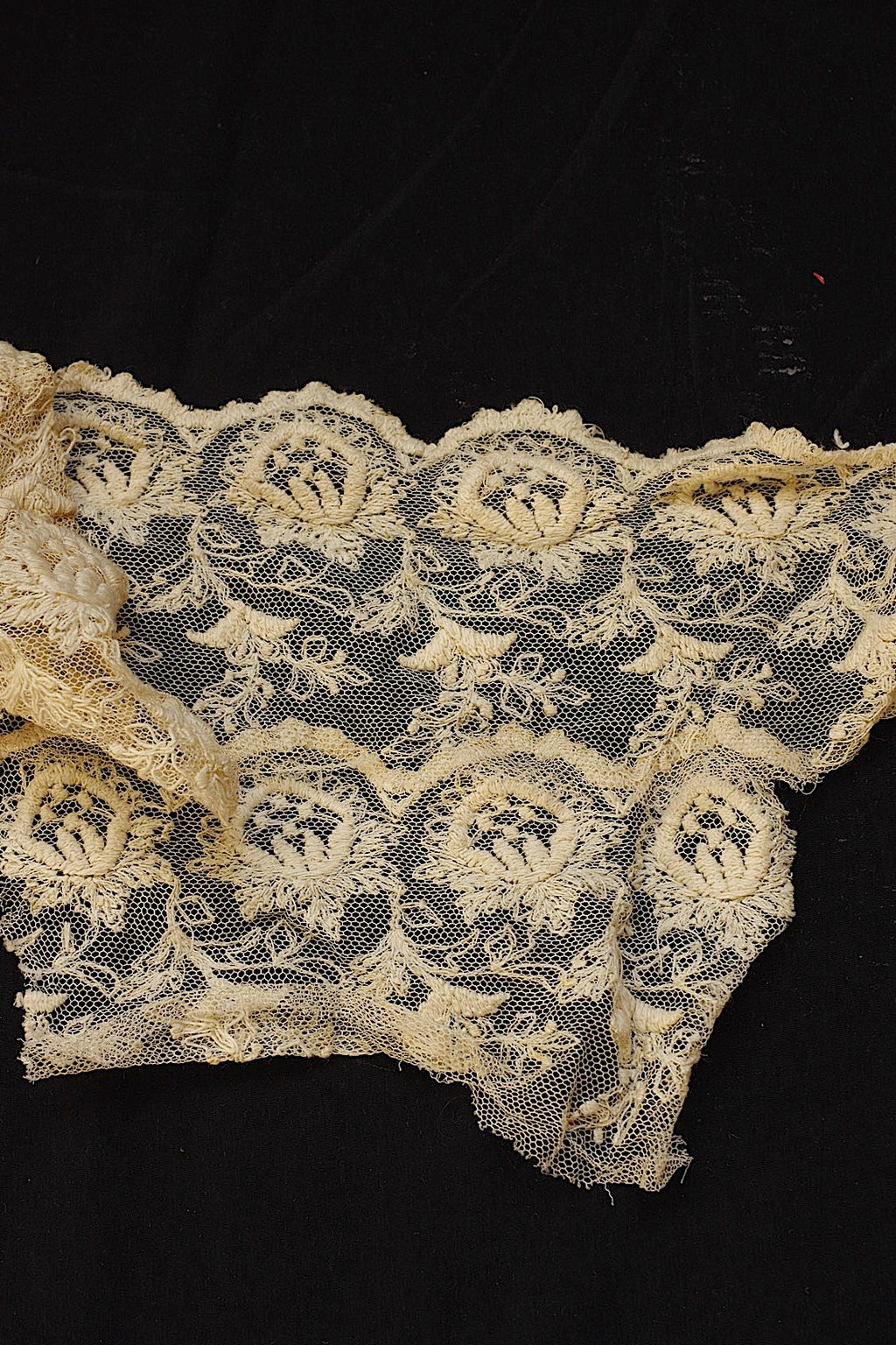 Antique lace dentelle ancienne large scraps