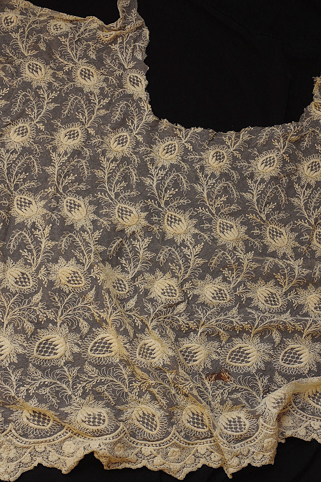 Antique lace dentelle ancienne large scraps