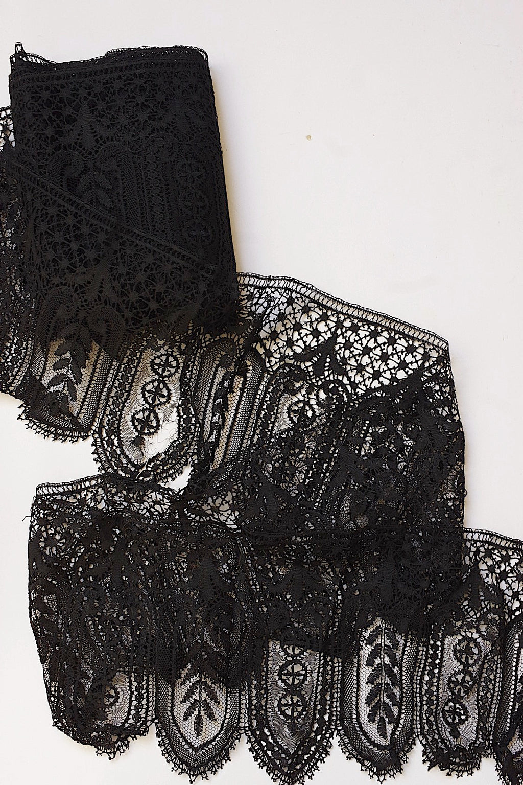 Antique lace dentelle ancienne black 396cm