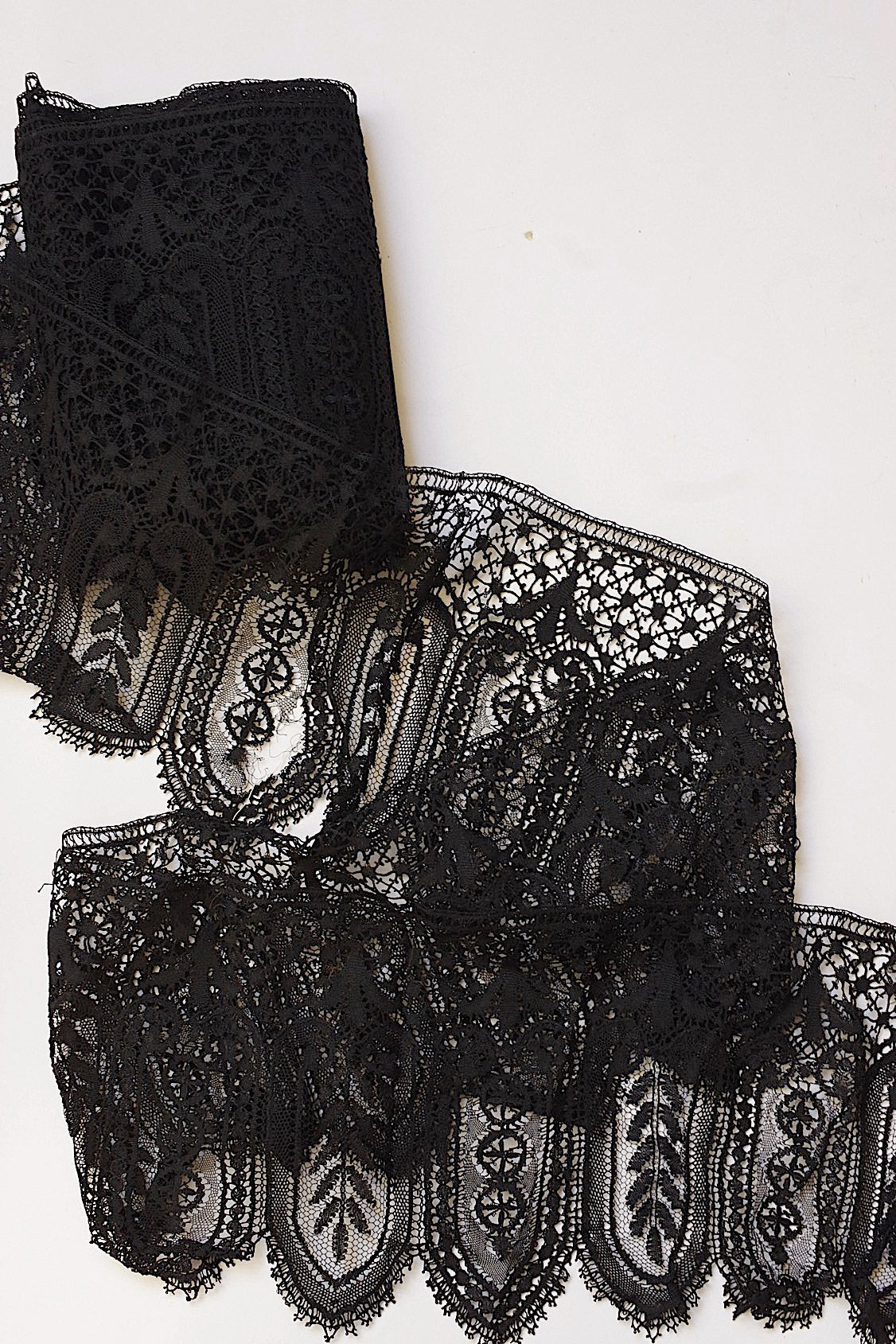 Antique lace dentelle ancienne black 396cm