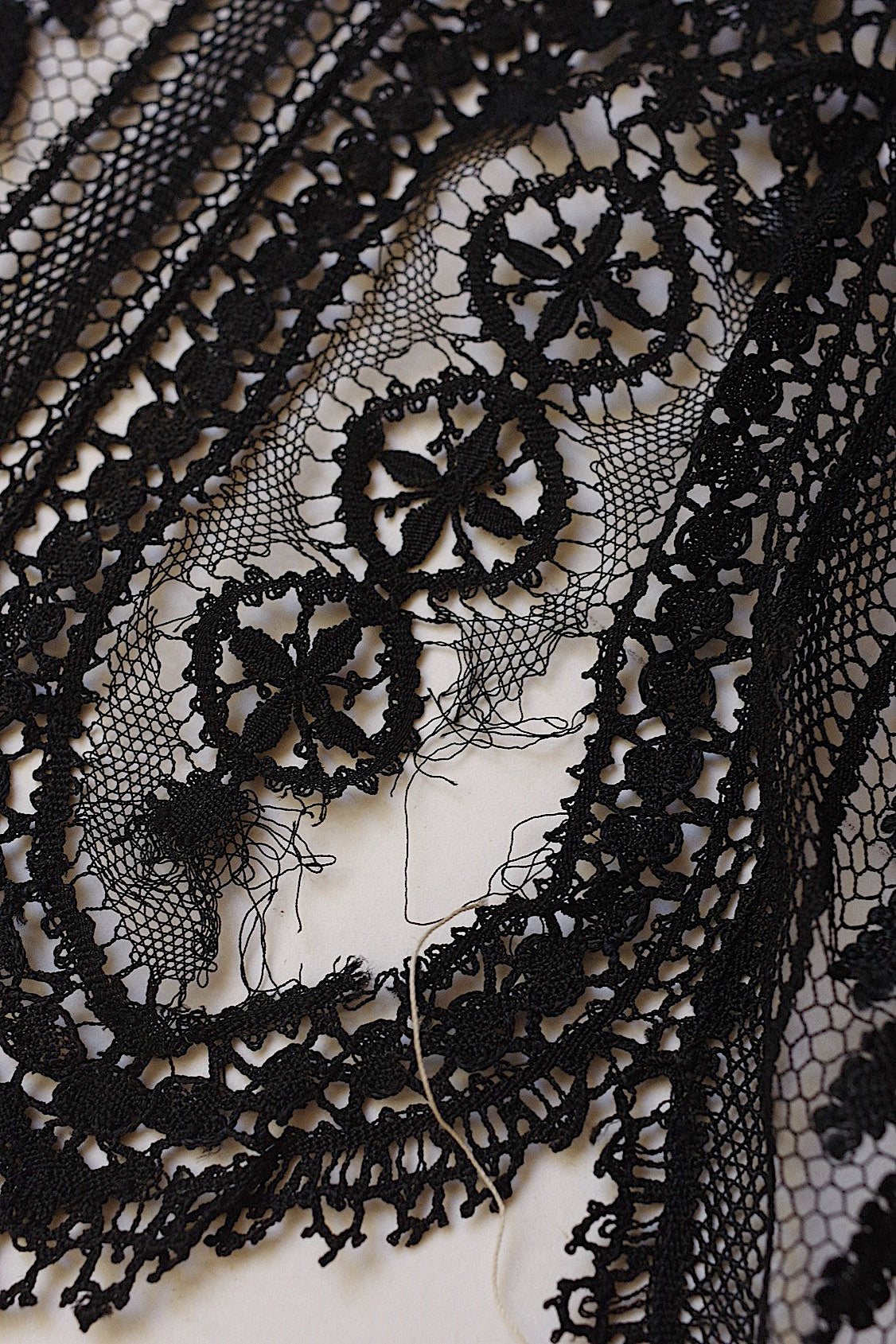 Antique lace dentelle ancienne black 396cm