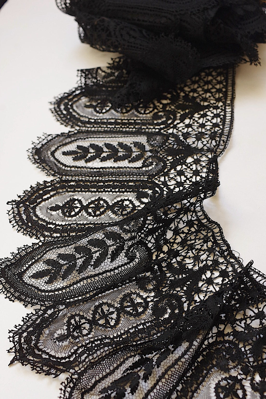 Antique lace dentelle ancienne black 396cm