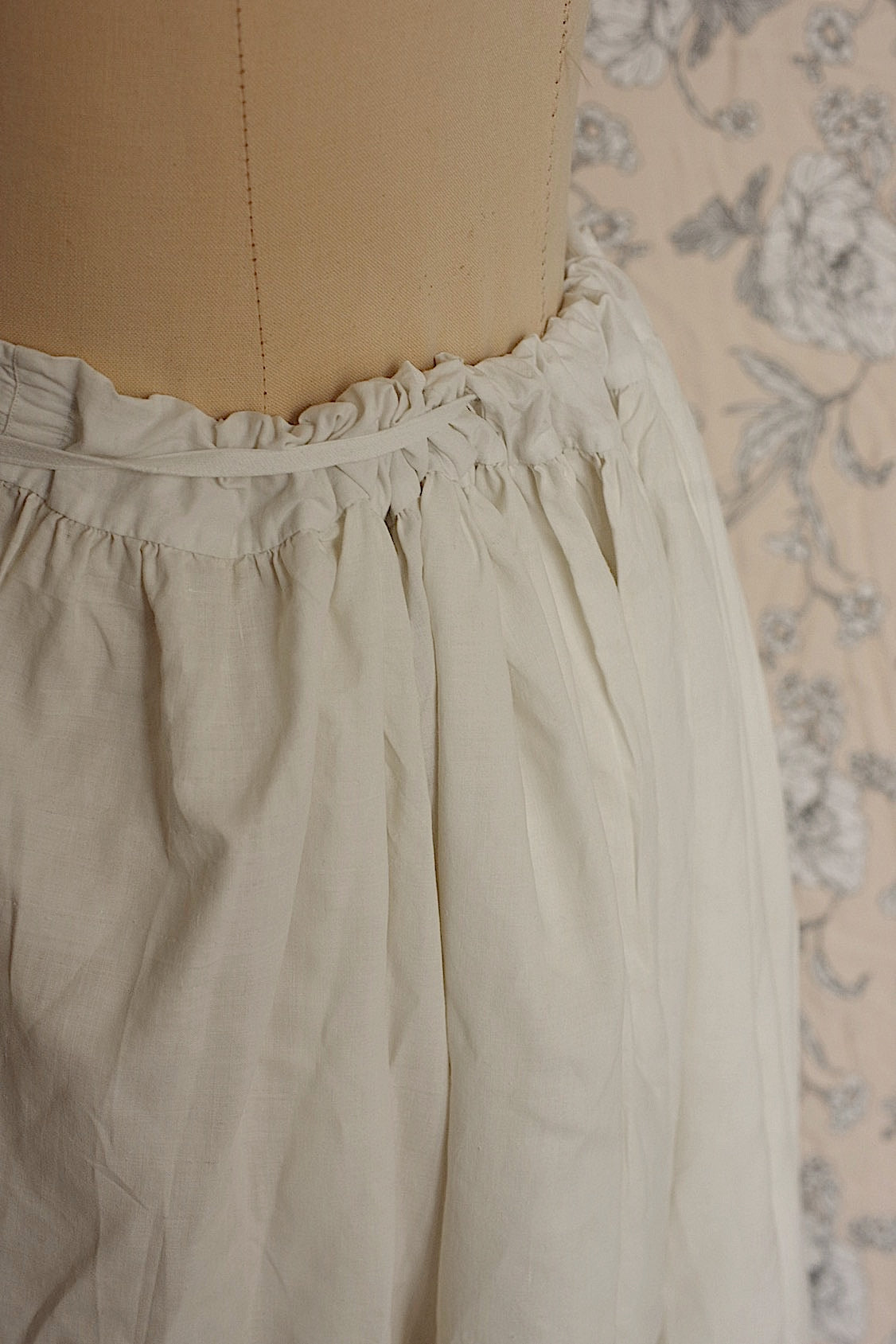 Vêtements anciens vêtement jupe antique 1