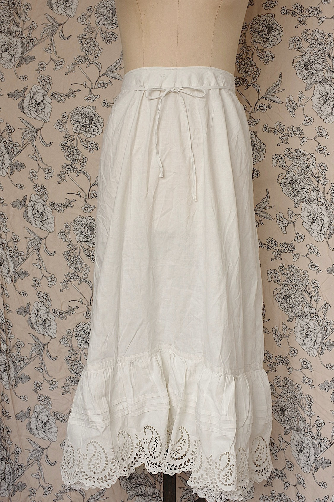 Vêtements anciens vêtement jupe antique 1