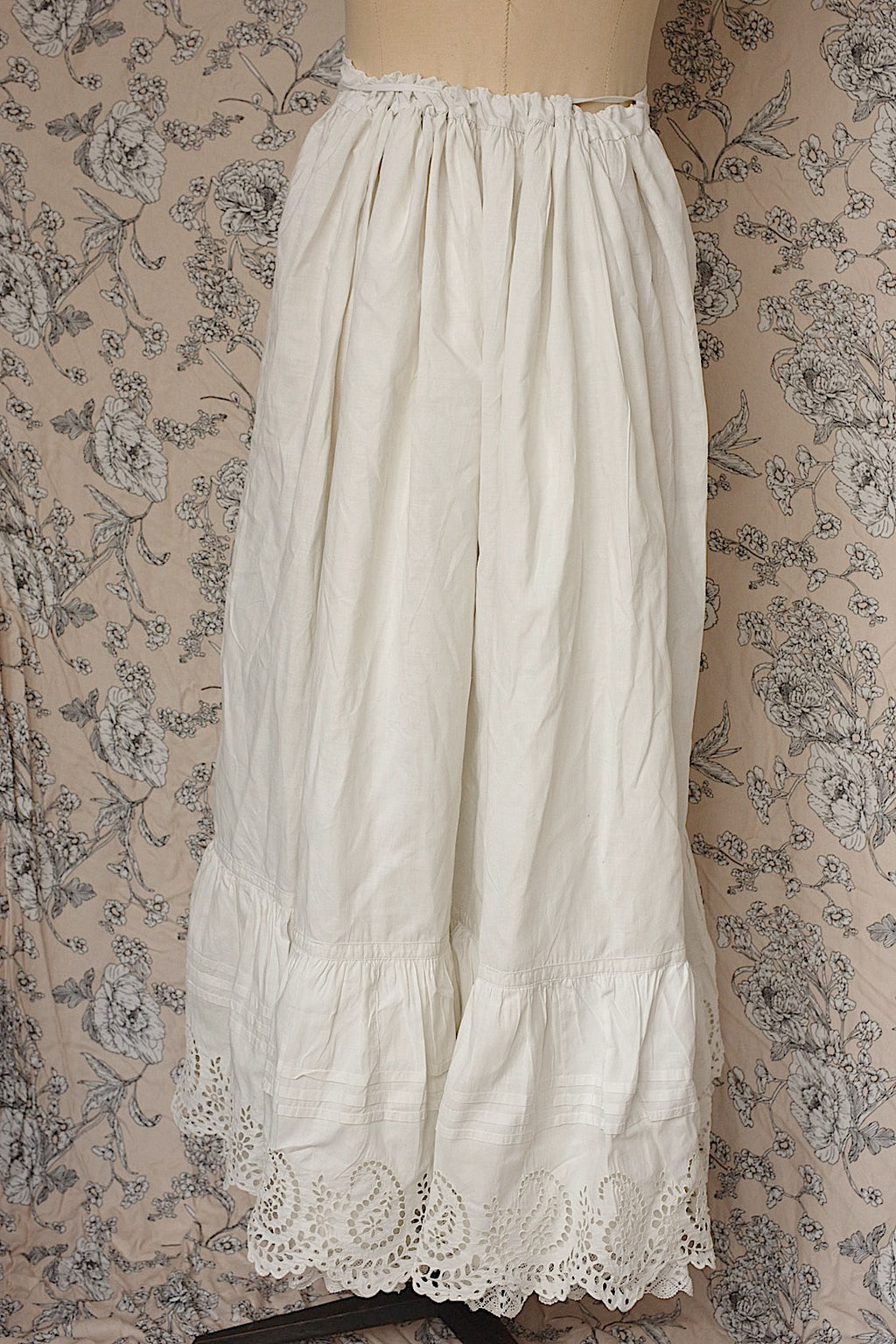 Vêtements anciens vêtement jupe antique 1