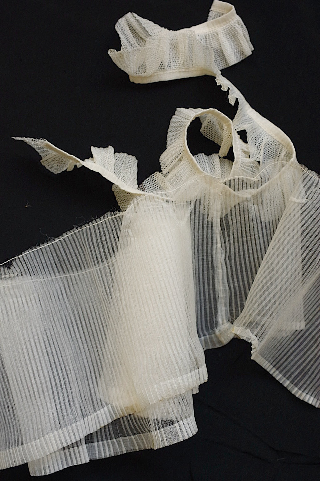 Dentelle antique, dentelle ancienne, lot plissé