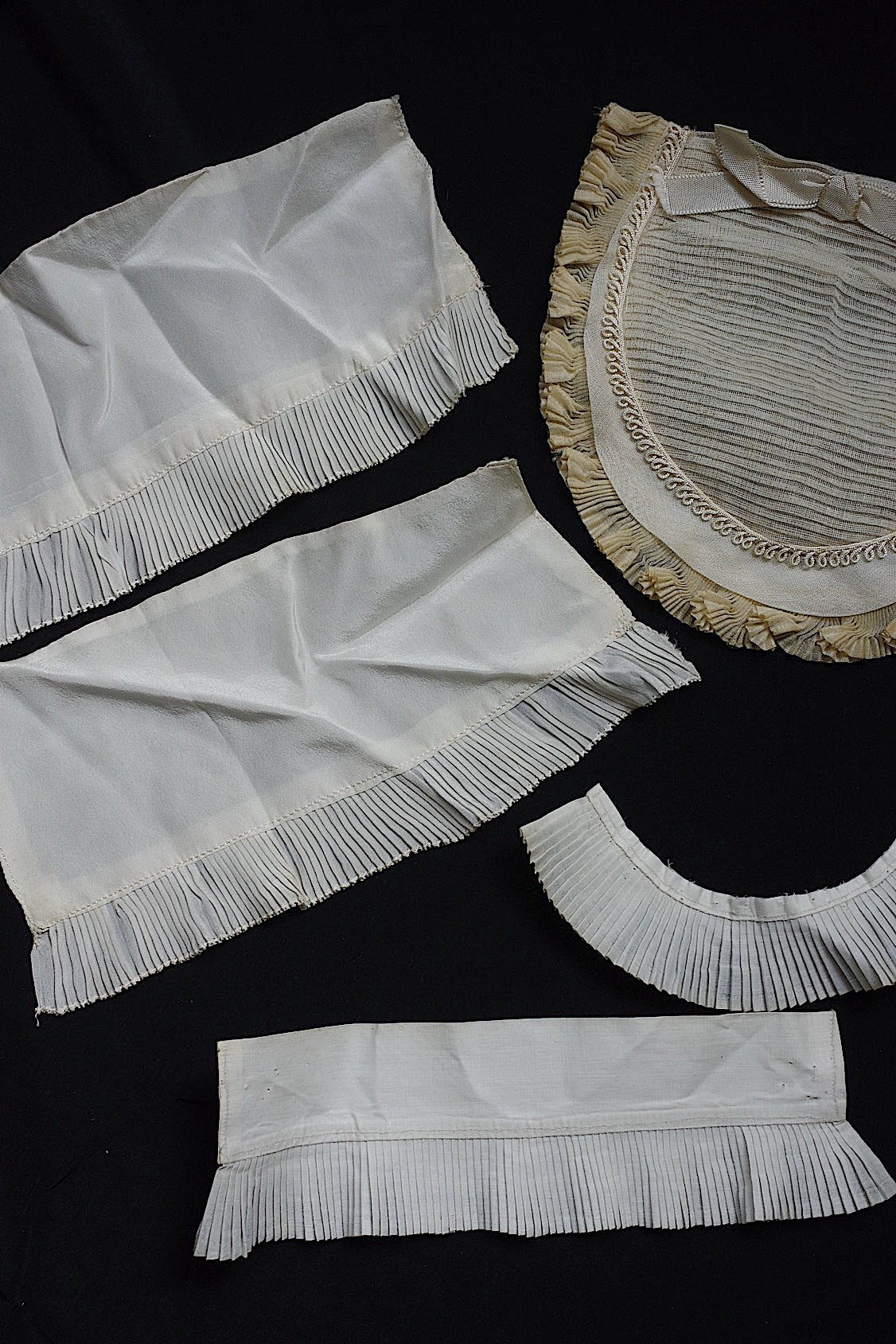 Dentelle antique, dentelle ancienne, lot plissé
