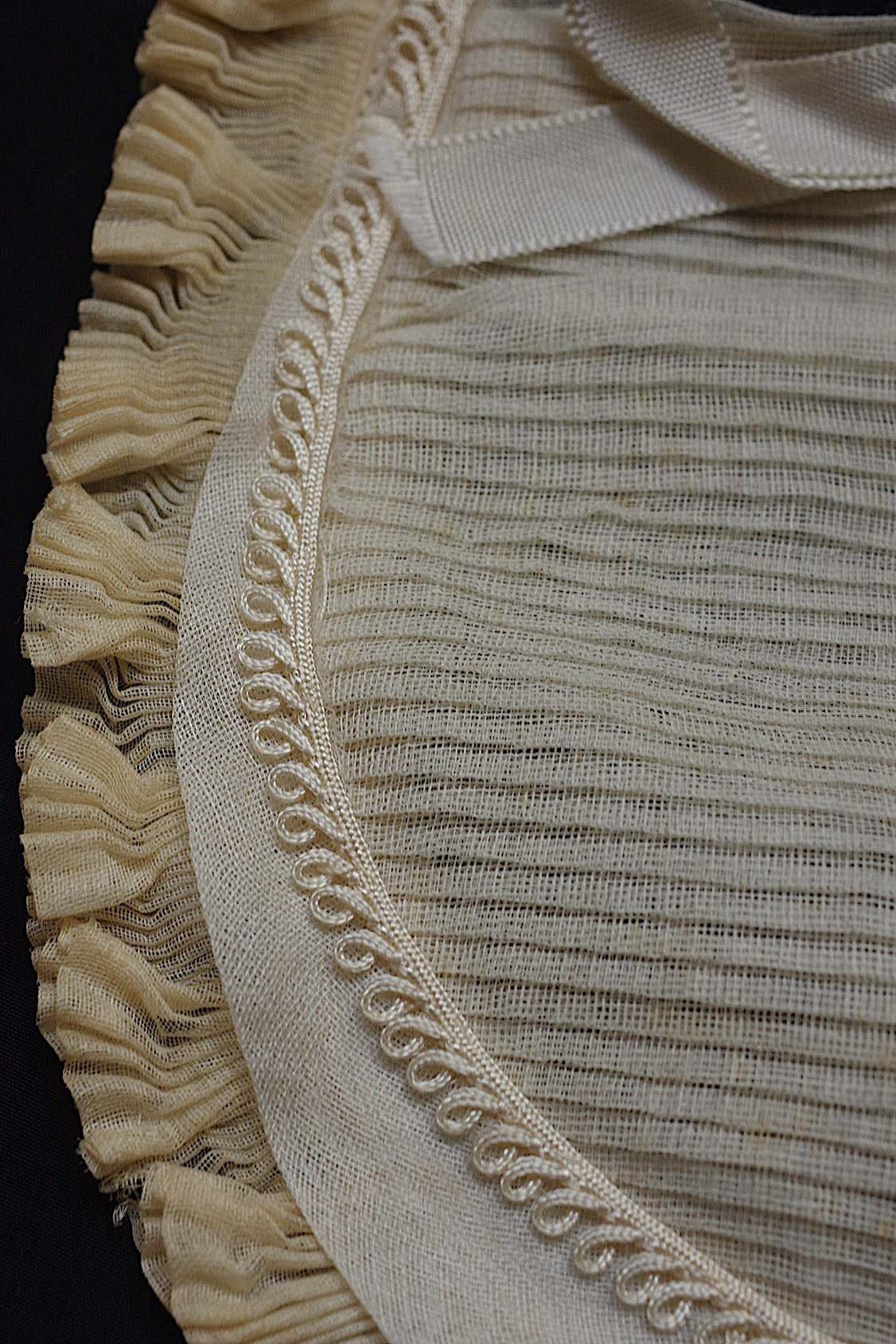 Dentelle antique, dentelle ancienne, lot plissé