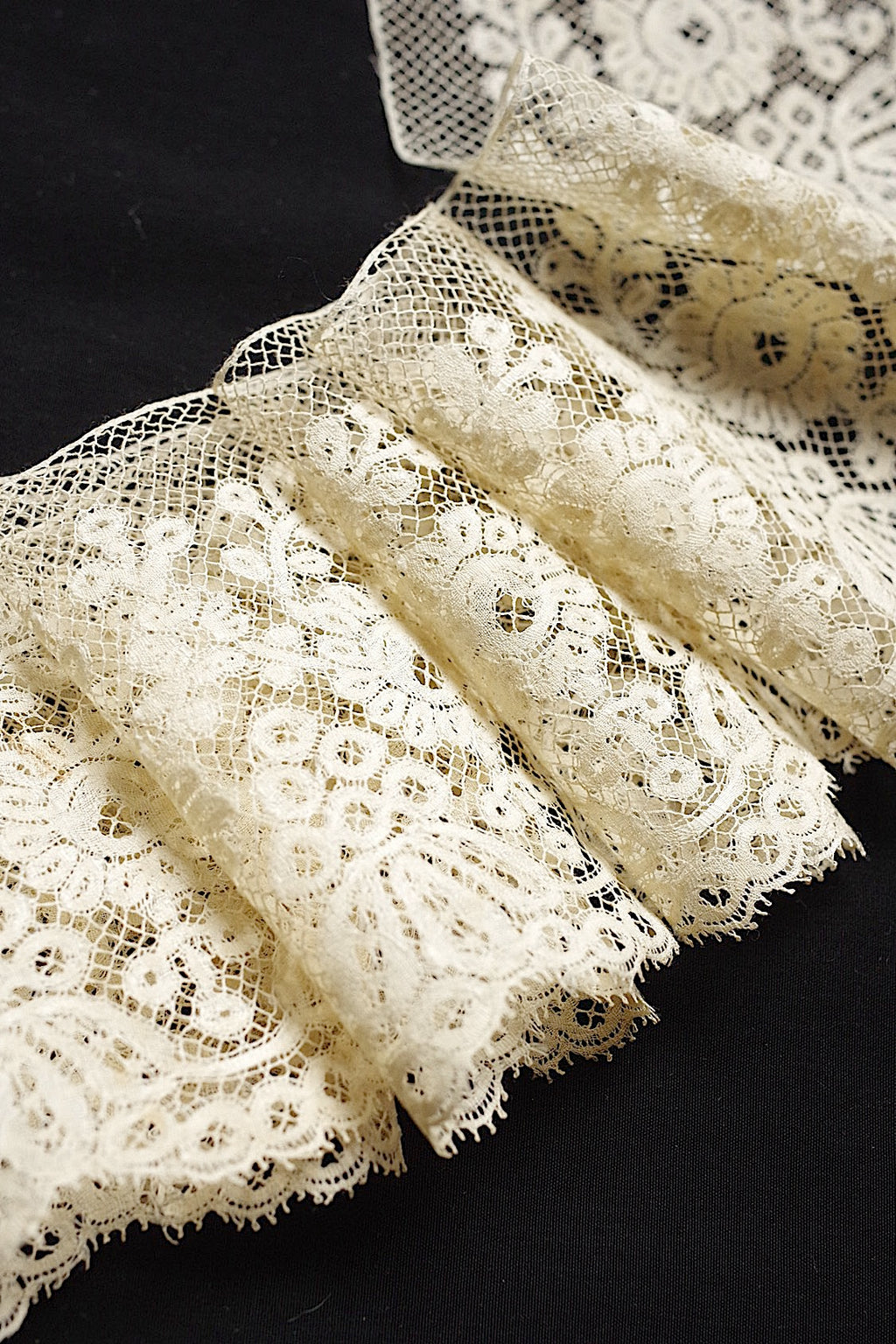 アンティークレース　dentelle anciennne 240cm
