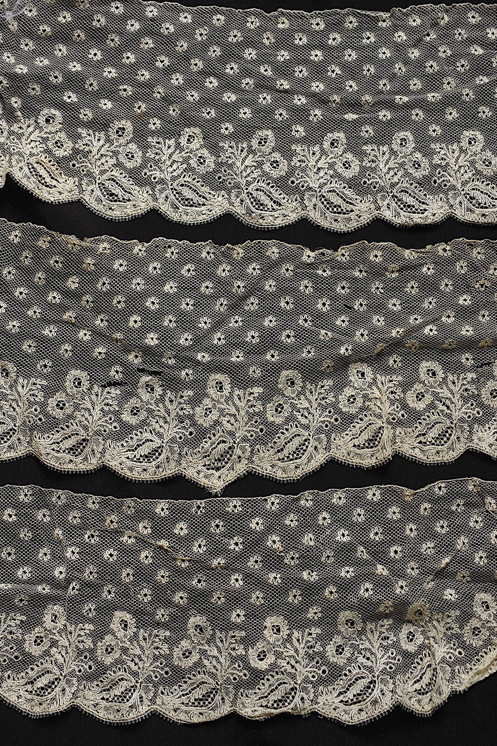 アンティークレース　dentelle ancienne　90cm 45cm 43cm