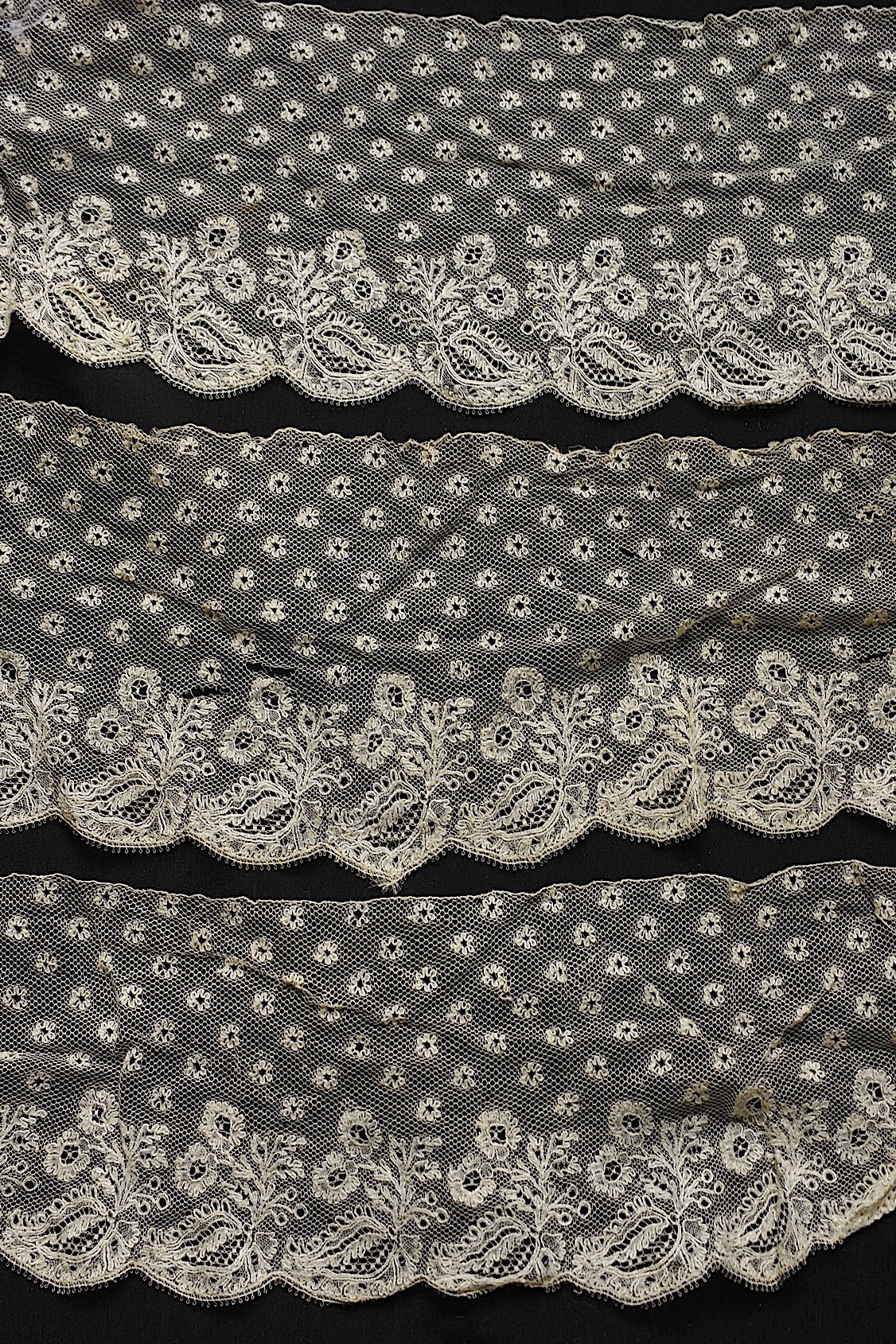 アンティークレース　dentelle ancienne　90cm 45cm 43cm