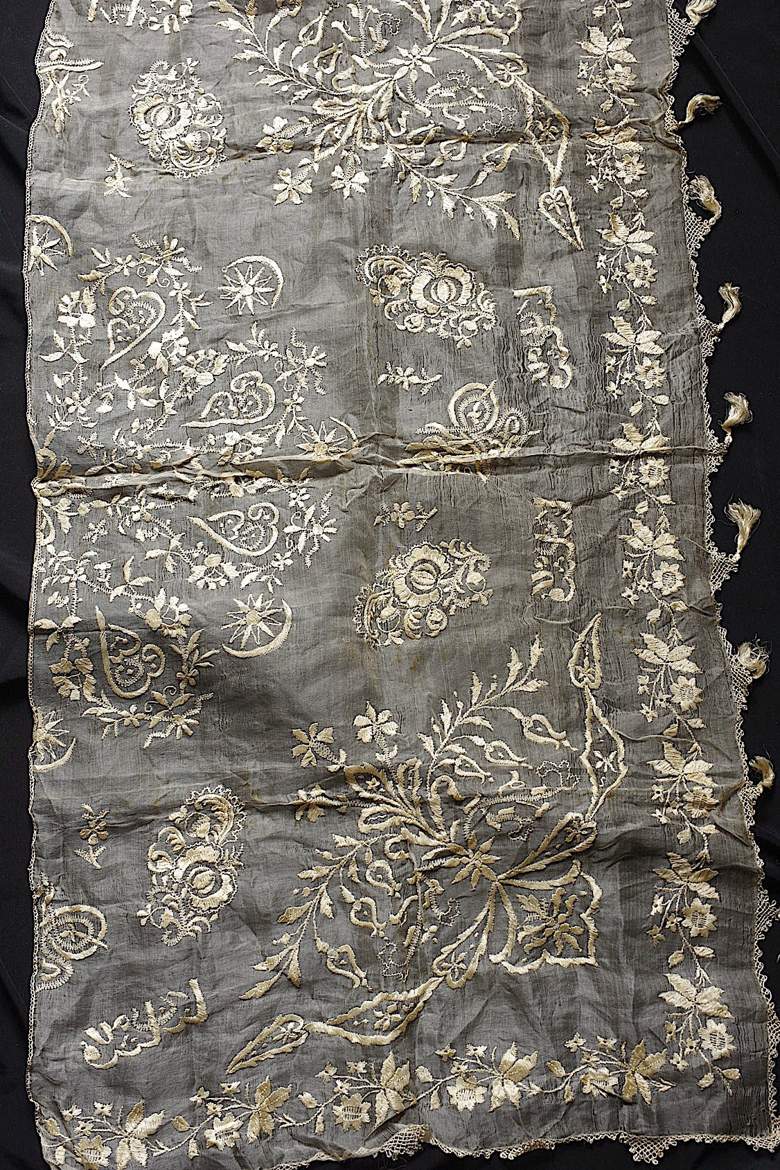 アンティークレース　dentelle ancienne　シルク糸刺繍　クロス