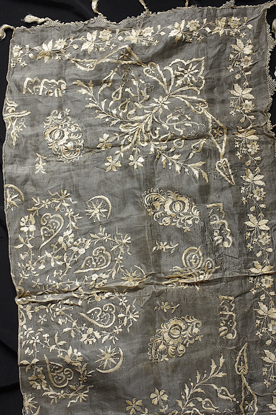 アンティークレース　dentelle ancienne　シルク糸刺繍　クロス