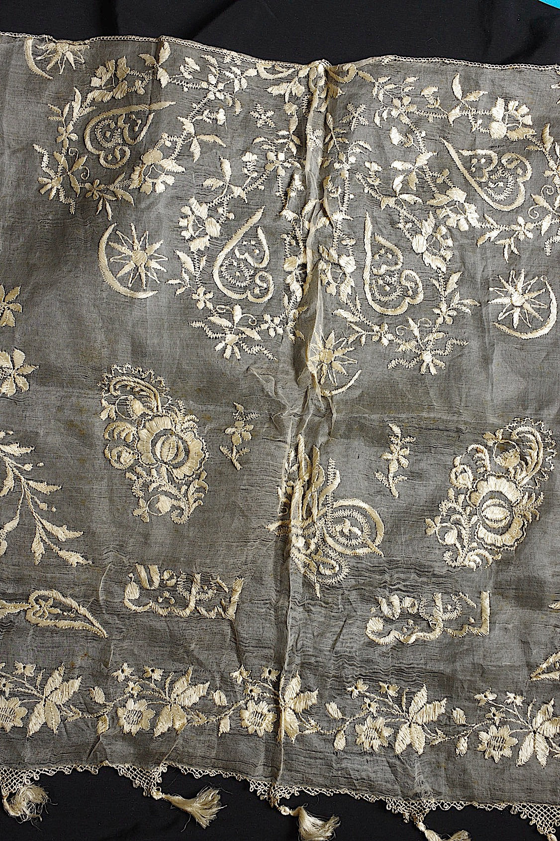 アンティークレース　dentelle ancienne　シルク糸刺繍　クロス