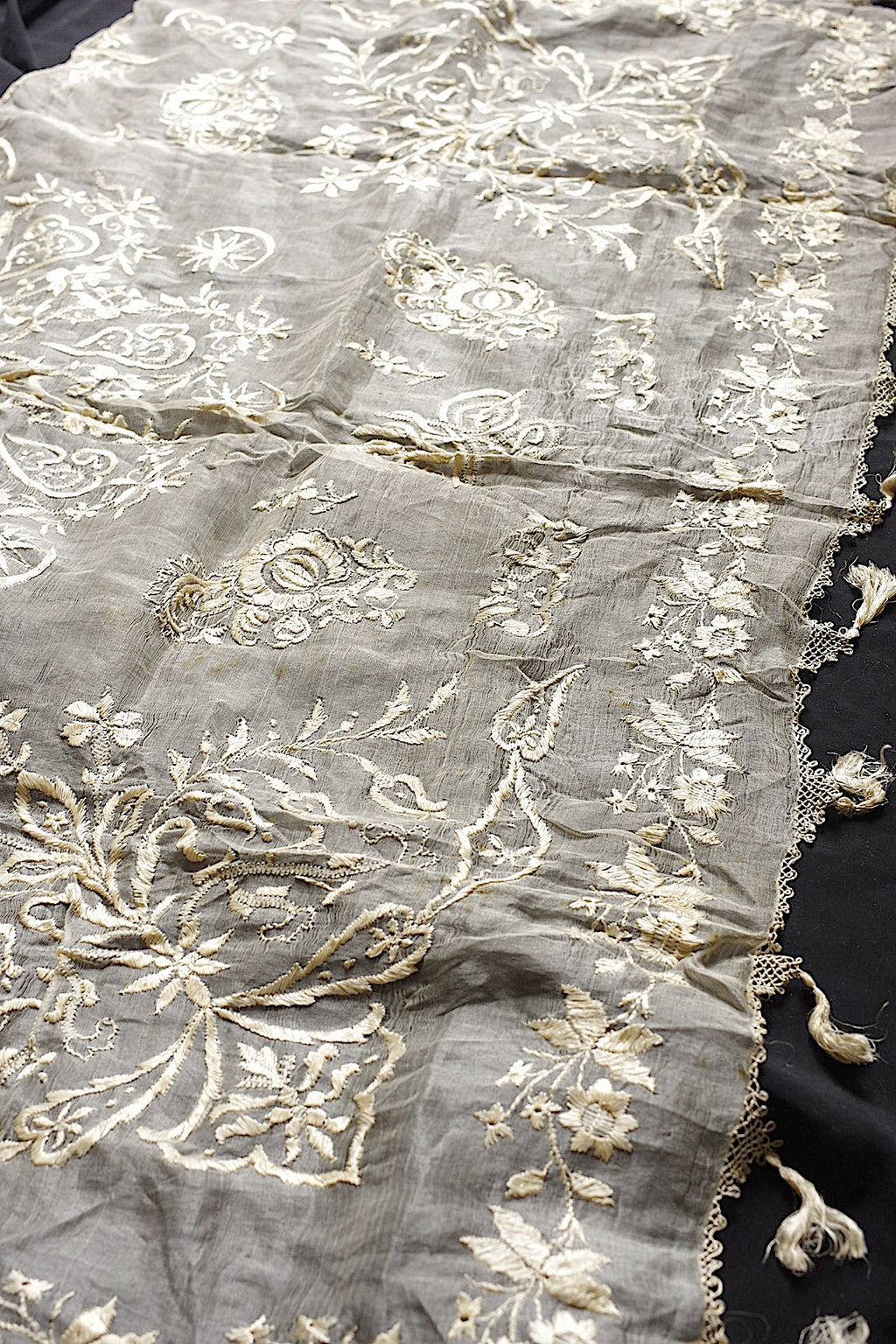 アンティークレース　dentelle ancienne　シルク糸刺繍　クロス