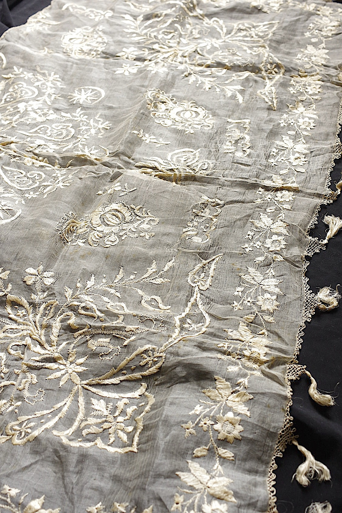 アンティークレース　dentelle ancienne　シルク糸刺繍　クロス