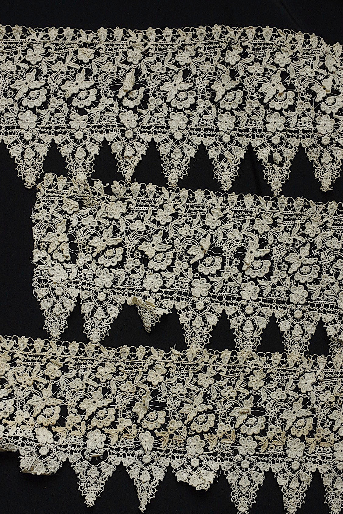アンティークレース　dentelle ancienne　55cm 28cm 42cm